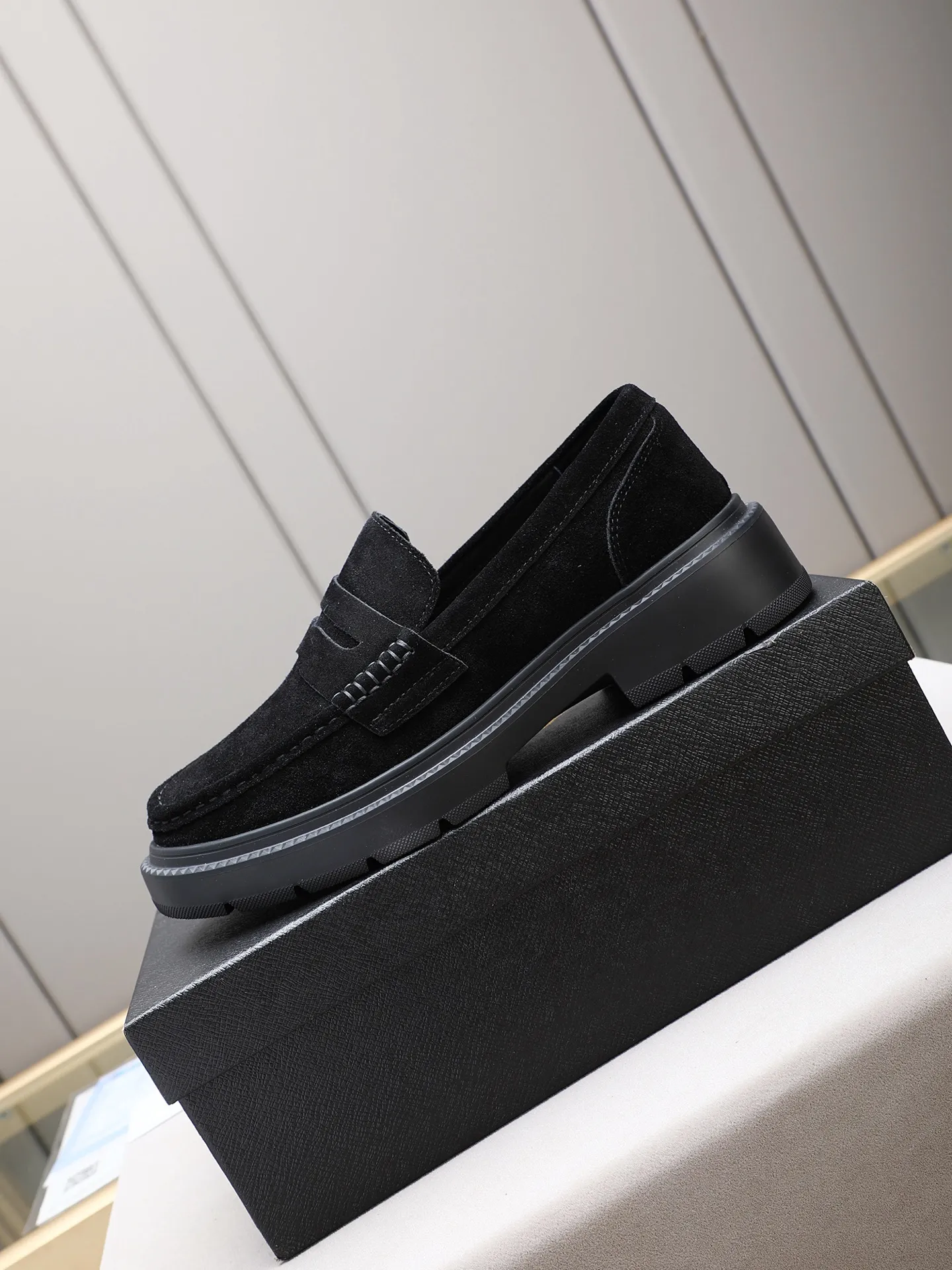 Men's shoes💰480 [Available on Tmall and Taobao major platforms] Prada men's best-selling premium casual leather shoes, imported first-layer matte cowhide loafers combine exquisite elements with modern charm, are strong in toughness, resistant to folding, not easily deformed, and durable in wear! Water-dyed sheep's ➕cow pad! Foam ultra-light and wear-resistant outsole, code number 38-44 (45 is custom-made, non-returnable and non-exchangeable)